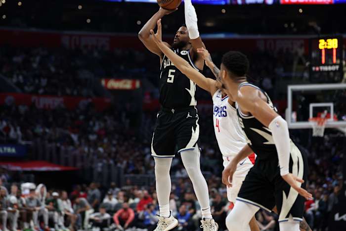  Milwaukee Bucks guard Malik Beasley (5) shoots the ball in front of Los Angeles Clippers guard Brandon Boston Jr. (4) 